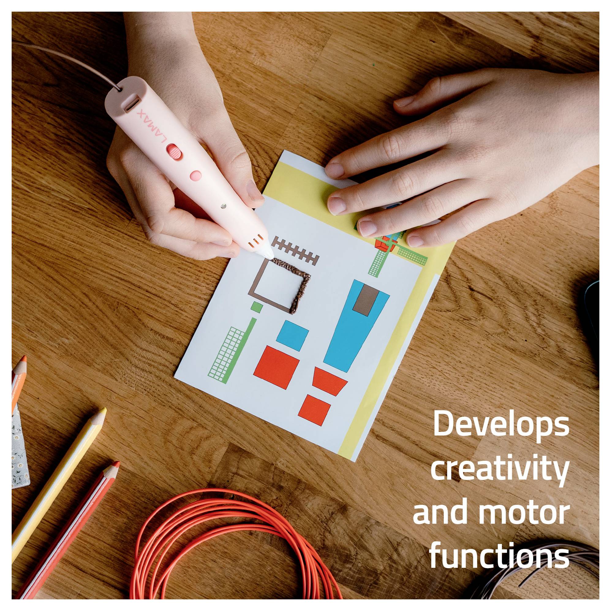Enfant utilisant un stylo 3D pour dessiner sur une carte, avec le texte « Développe la créativité et la motricité fine », illustrant une activité d'arts plastiques.