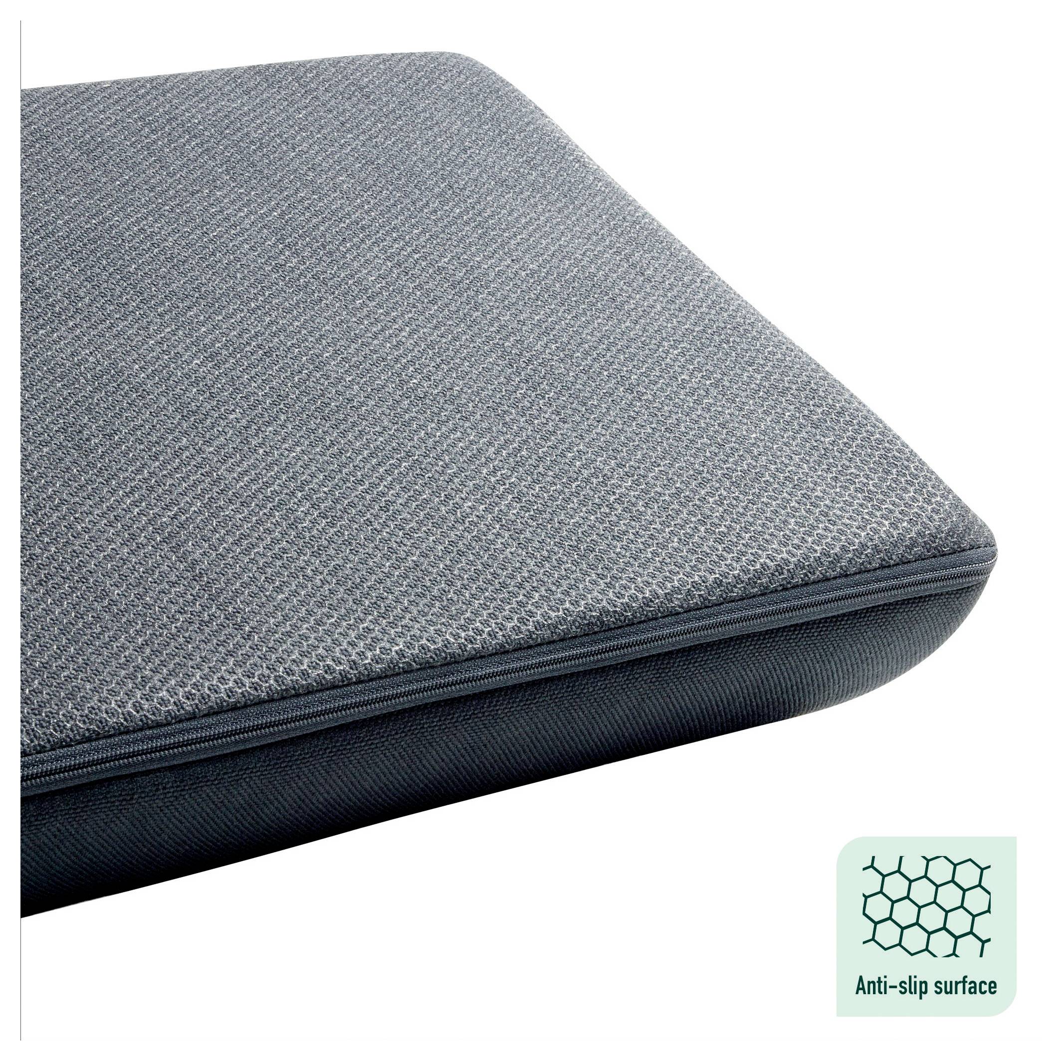 Housse d'ordinateur portable grise avec fermeture éclair et surface texturée antidérapante présentée sur un fond blanc.