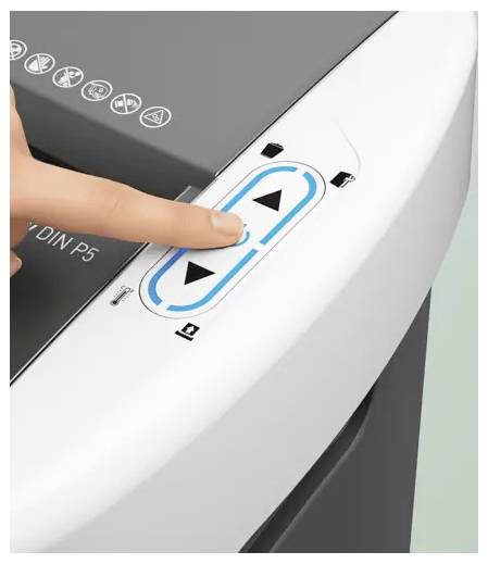 Un doigt appuyant sur un bouton de commande du scanner avec des flèches vers le haut et vers le bas sur un destructeur de documents ou un chargeur de papier.