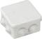 Une boîte de connexion rectangulaire blanche en plastique aux coins arrondis et aux côtés amovibles la rend idéale pour les connexions électriques.