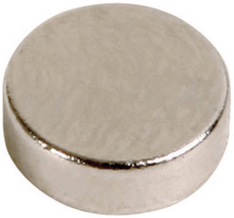 Un aimant rond unique en argent à la surface lisse repose sur une surface blanche.