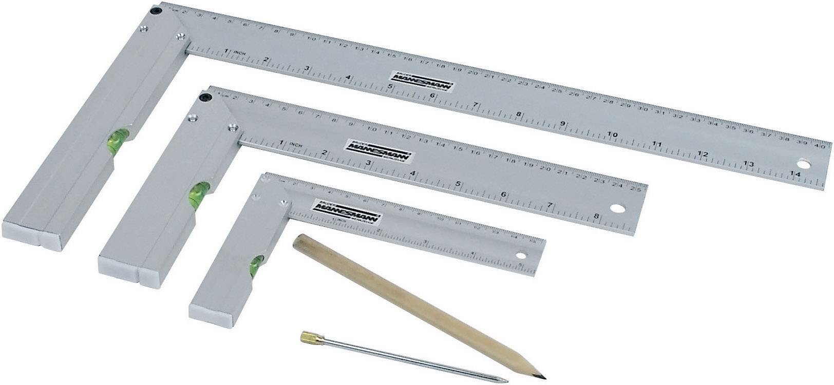 Trois rapporteurs de différentes tailles, un crayon en bois et un stylo métallique sont disposés ensemble.