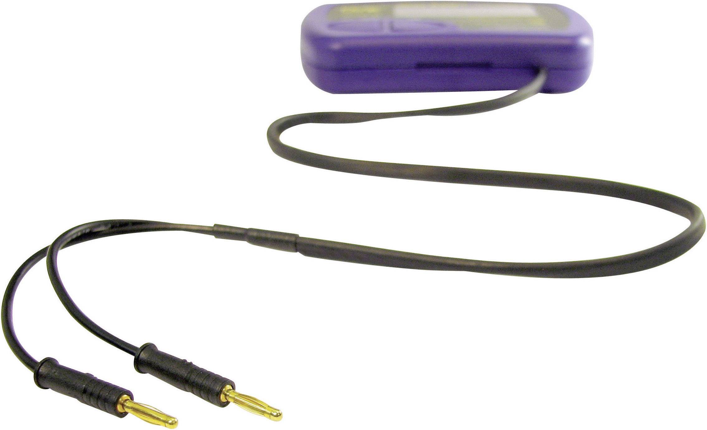 Un appareil portatif avec un écran, relié par deux câbles aboutissant à des connecteurs dorés.