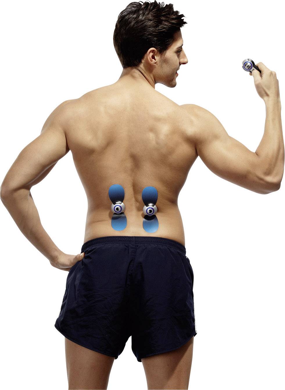 Un homme torse nu portant un short bleu tient un appareil de massage avec des embouts bleus, appliqué sur le bas du dos.