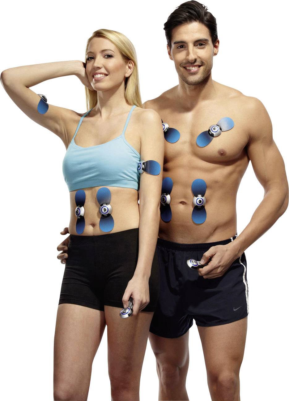 Un couple souriant porte des appareils EMS sur le ventre et les bras. La femme porte un top bleu, l'homme est torse nu. Les deux tiennent un appareil.