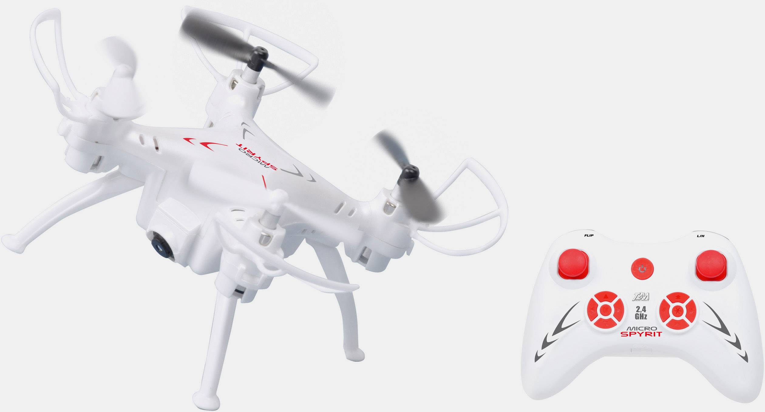 Un drone blanc à quatre hélices flotte à côté d'une télécommande blanche aux boutons rouges, prêt à être piloté.
