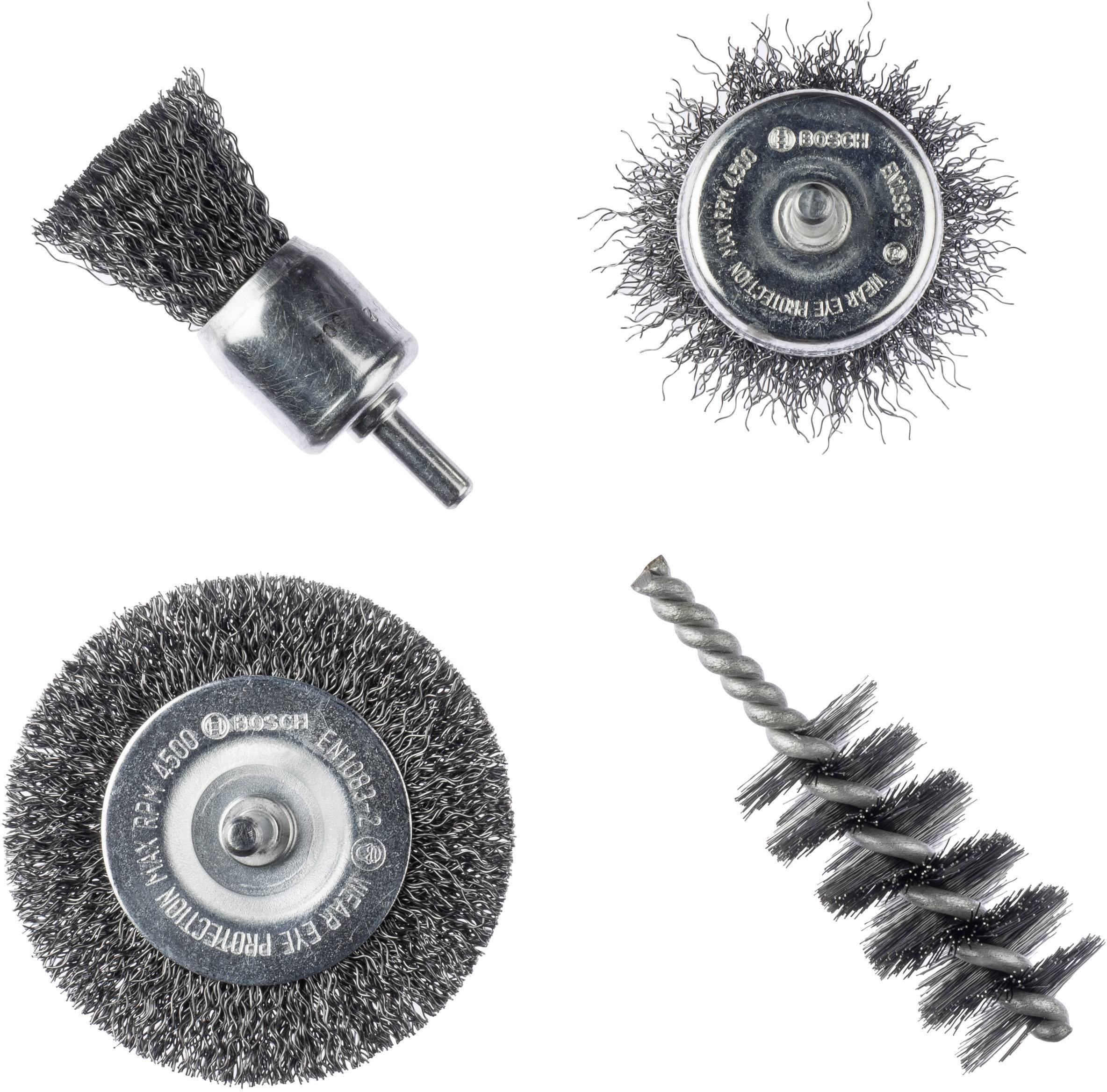 Quatre différentes brosses métalliques pour perceuses sur fond blanc, incluant des brosses circulaires, des brosses en forme de coupelle et une brosse spirale.