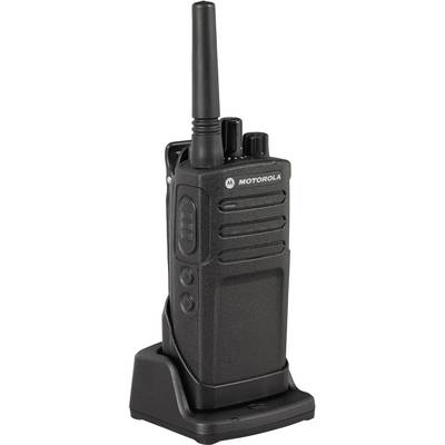 Un talkie-walkie noir Motorola est placé dans sa station de chargement. Il possède une antenne et plusieurs touches de commande sur sa face avant.