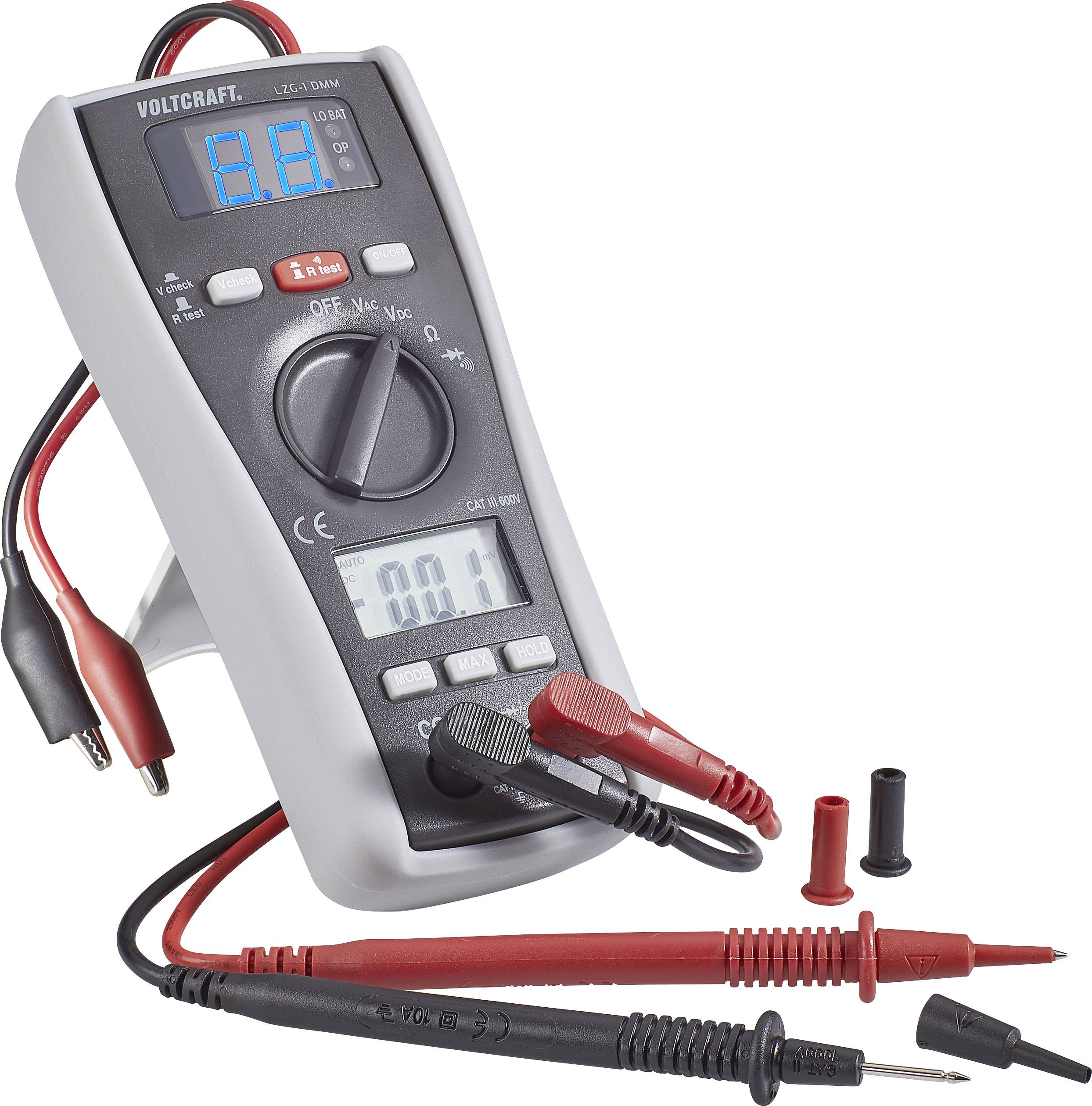 Un multimètre avec affichage numérique indique '0,11'. Il est équipé de cordons de mesure rouges et noirs et de pinces, adaptés aux mesures électriques.