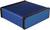 Un boîtier métallique bleu rectangulaire avec des coins et des bords noirs. Il est fermé et utilisé pour des appareils électroniques.