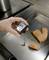 Une main tient un thermomètre de cuisson affichant 182,5 degrés, à côté de trois filets de saumon reposant sur une poêle chaude.