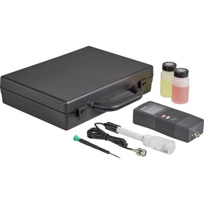Mallette à outils noire à côté d'un appareil de mesure électronique et ses accessoires, comprenant des câbles, des capteurs et deux flacons de liquide.