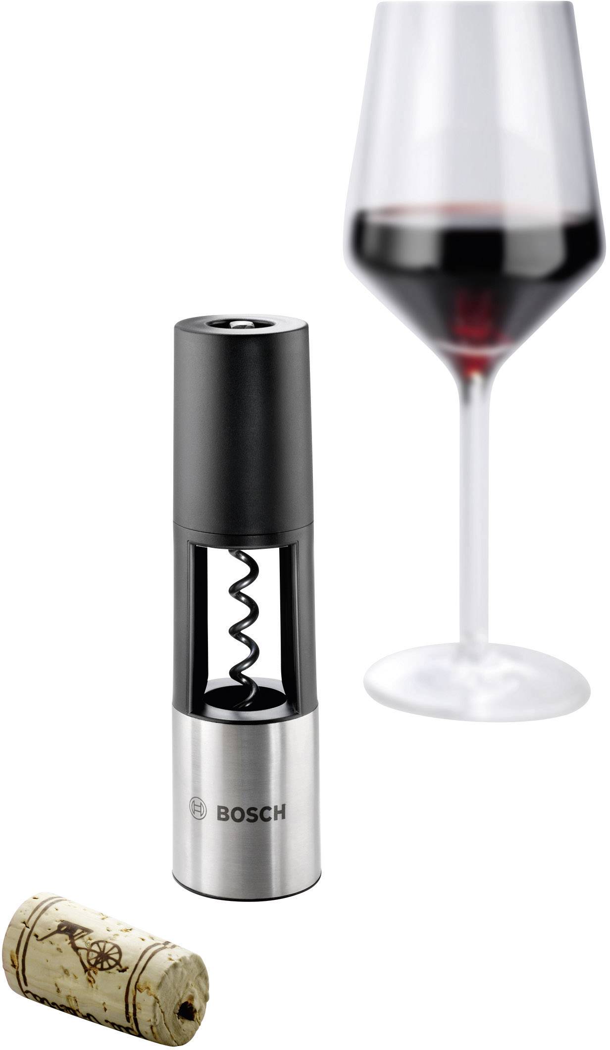 Tire-bouchon électrique à côté d'un verre de vin rouge et d'un bouchon sur fond blanc.