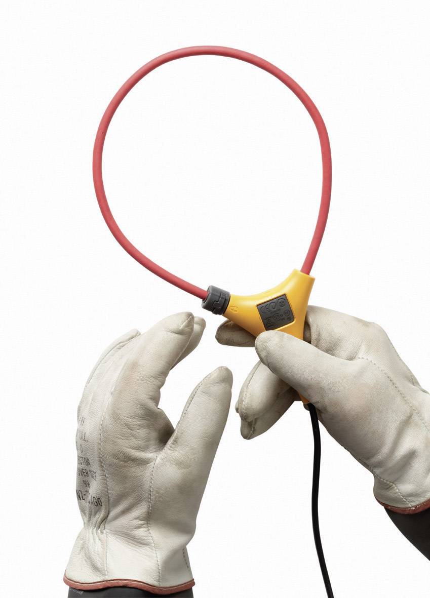 Des gants tiennent un capteur de courant électrique rouge qui est placé autour d'un câble pour effectuer des mesures.