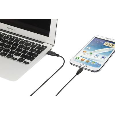 Un ordinateur portable est connecté à un smartphone via un câble USB.