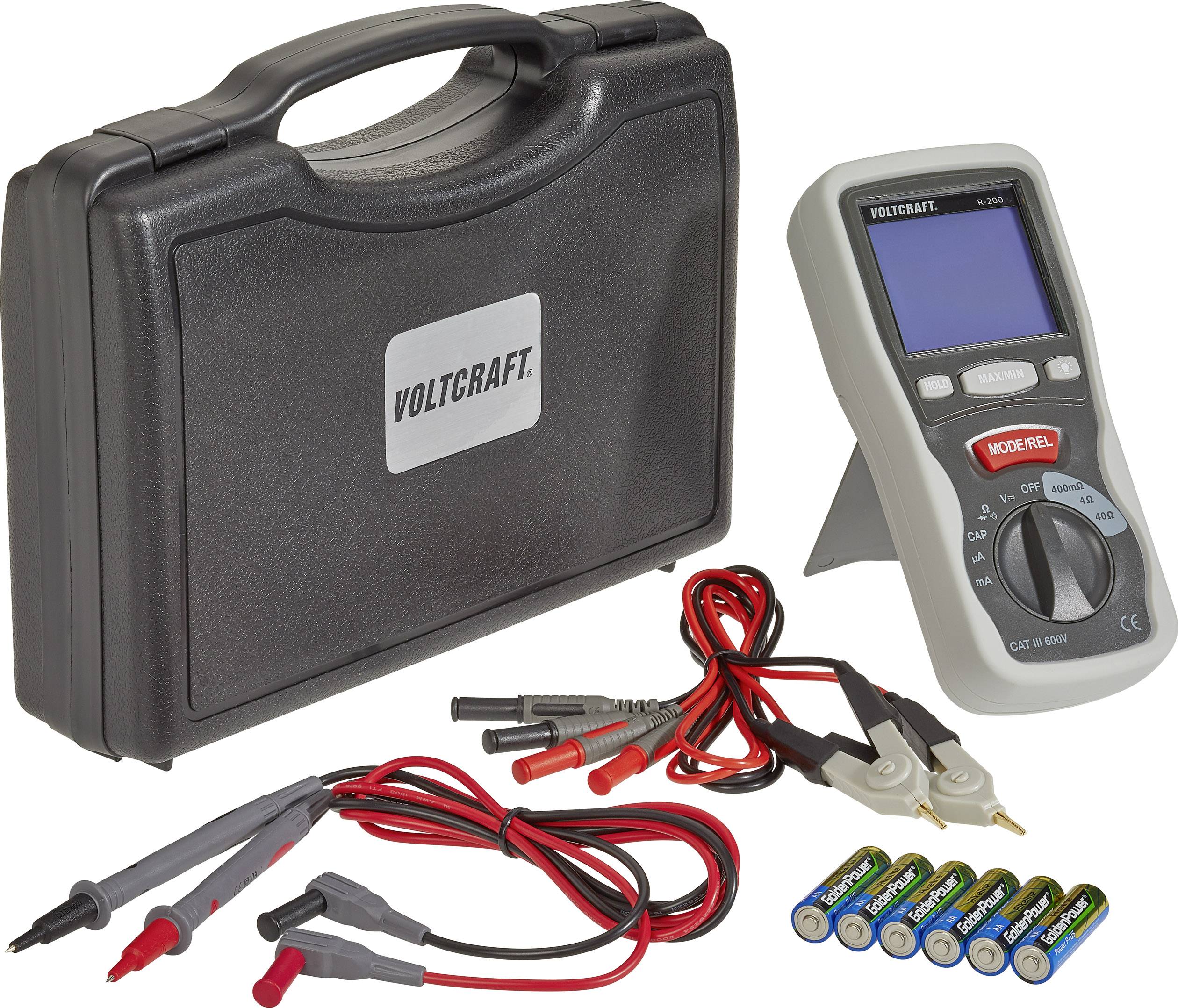 Ensemble multimètre portable avec mallette, cordons de mesure, pinces crocodiles et batteries. L'appareil affiche des valeurs de mesure électrotechniques.