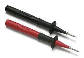 Deux cordons de mesure avec des poignées noires et rouges, munis chacun d'embouts métalliques à leurs extrémités. Ils sont utilisés pour les mesures électriques.
