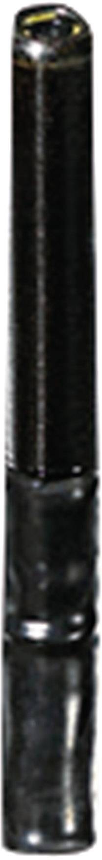 Microphone noir, tenu verticalement, devant un fond blanc.