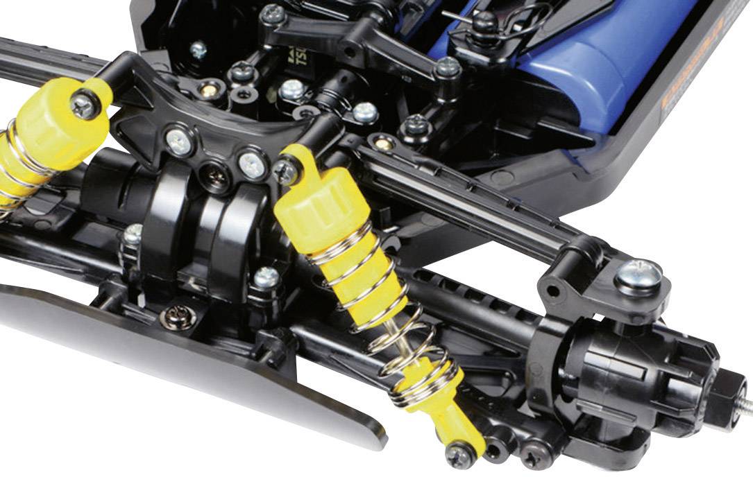 Gros plan sur le châssis d'une voiture miniature avec des amortisseurs jaunes et des touches de bleu, révélant des détails mécaniques et de suspension précis.