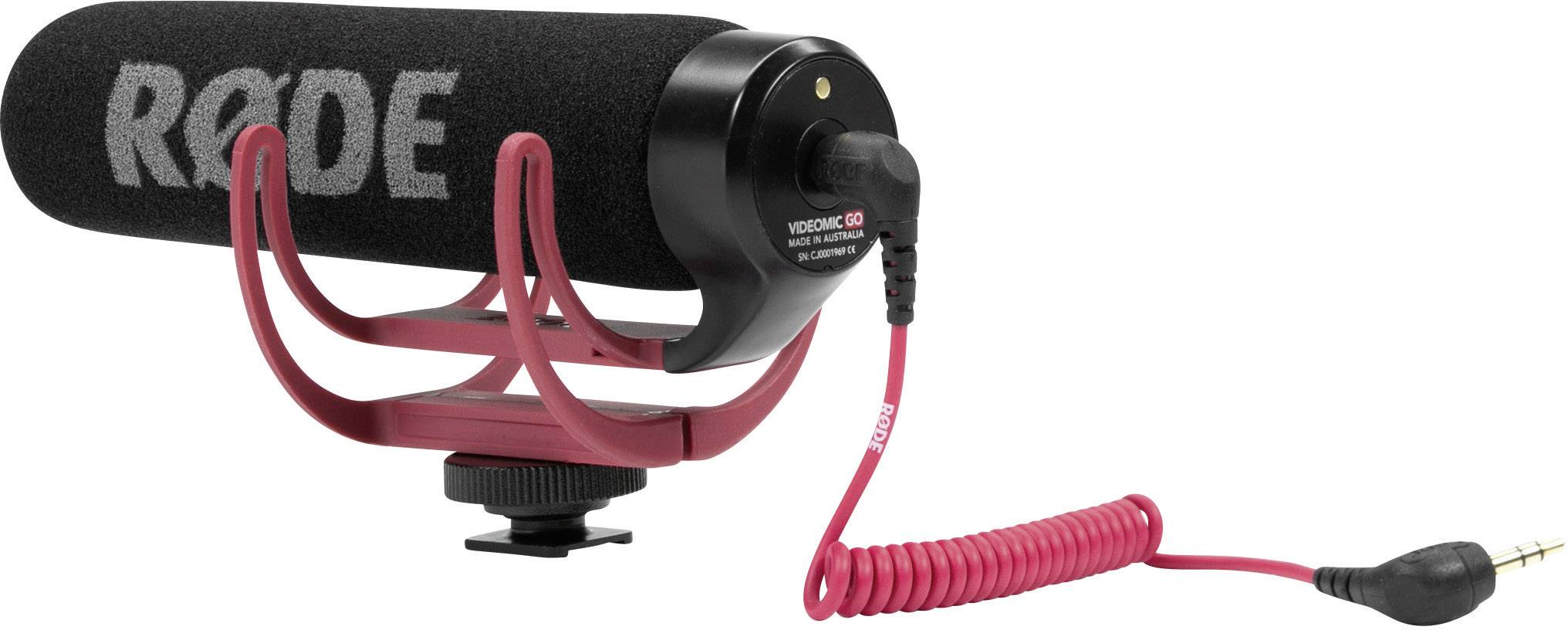 Microphone directionnel externe avec amortisseur rouge, pare-brise en mousse noir et un câble spiralé rouge avec connecteur jack 3,5 mm.