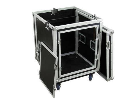 Un flight case ouvert, vide, avec deux portes et des roulettes, adapté au transport sécurisé d'équipements sensibles.