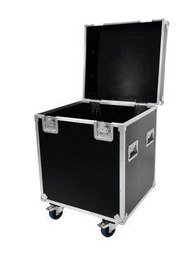 Une grande valise de transport noire avec des coins en métal et des roues. Le couvercle est ouvert. Adaptée au rangement sécurisé des appareils.