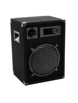 Un haut-parleur noir avec une grande grille à l'avant et plusieurs éléments de renfort en métal.