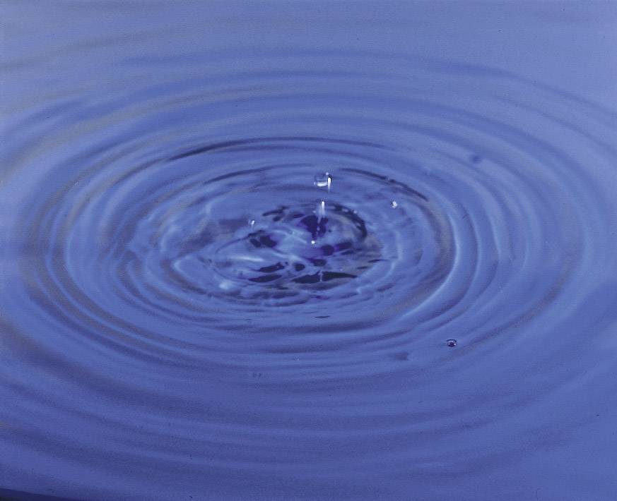 Vagues circulaires à la surface de l'eau, déclenchées par une goutte.