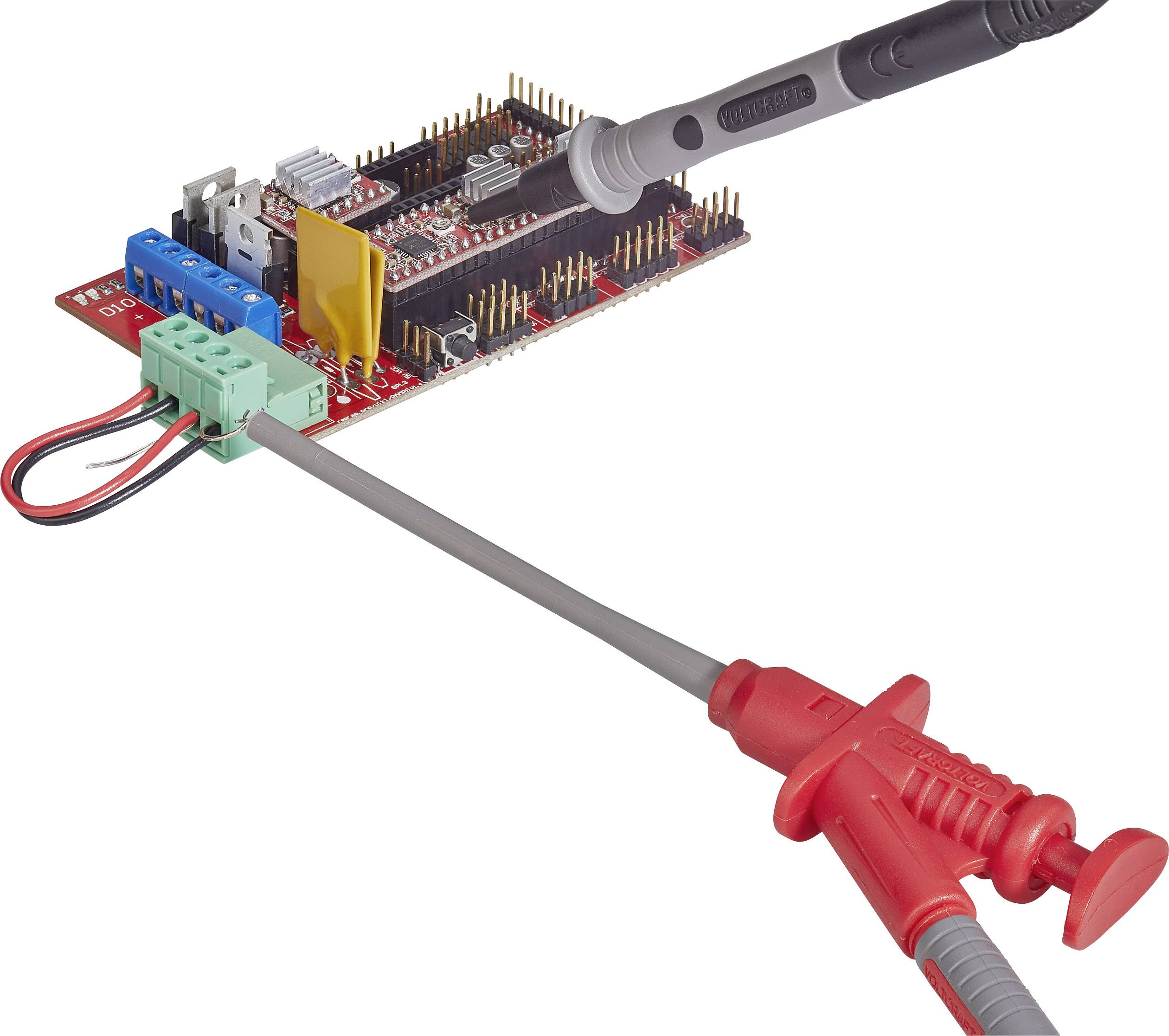 Circuit électronique avec câble de commande connecté et appareil de test, illustrant la connexion et la mesure du signal.
