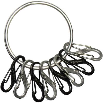 Un porte-clés avec plusieurs mousquetons noir et argent fixés dessus, servant à organiser des clés ou de petits objets.