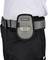 Une personne porte une ceinture à outils avec un support spécial pour un outil. La ceinture porte un marquage 'MAGMA'.