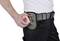Une personne porte un étui de ceinture avec un outil fixé dessus.