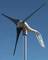 Petite éolienne avec trois pales de rotor noires devant un ciel bleu. Pale de ventilateur à droite portant l'inscription « AIR 30 ».