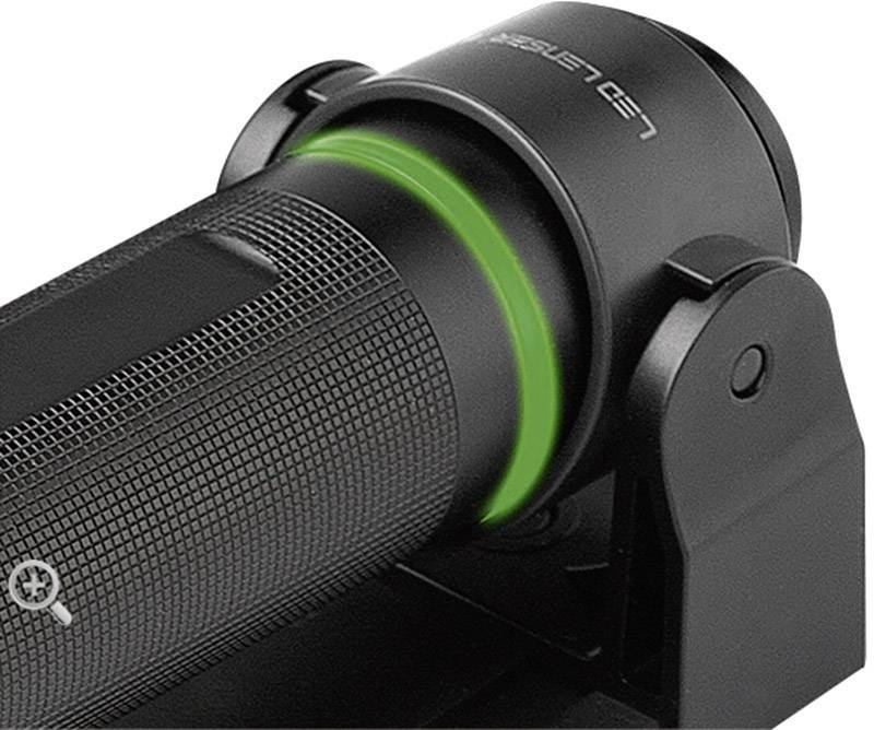 Lampe de poche dans un support avec un anneau lumineux vert.