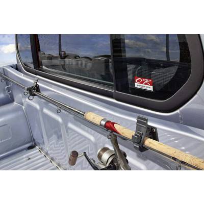 Canne à pêche montée dans un support sur la surface de chargement d'un pick-up argenté.