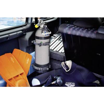Équipement de plongée dans la voiture : bouteille de plongée, palmes, combinaison néoprène et détendeur.