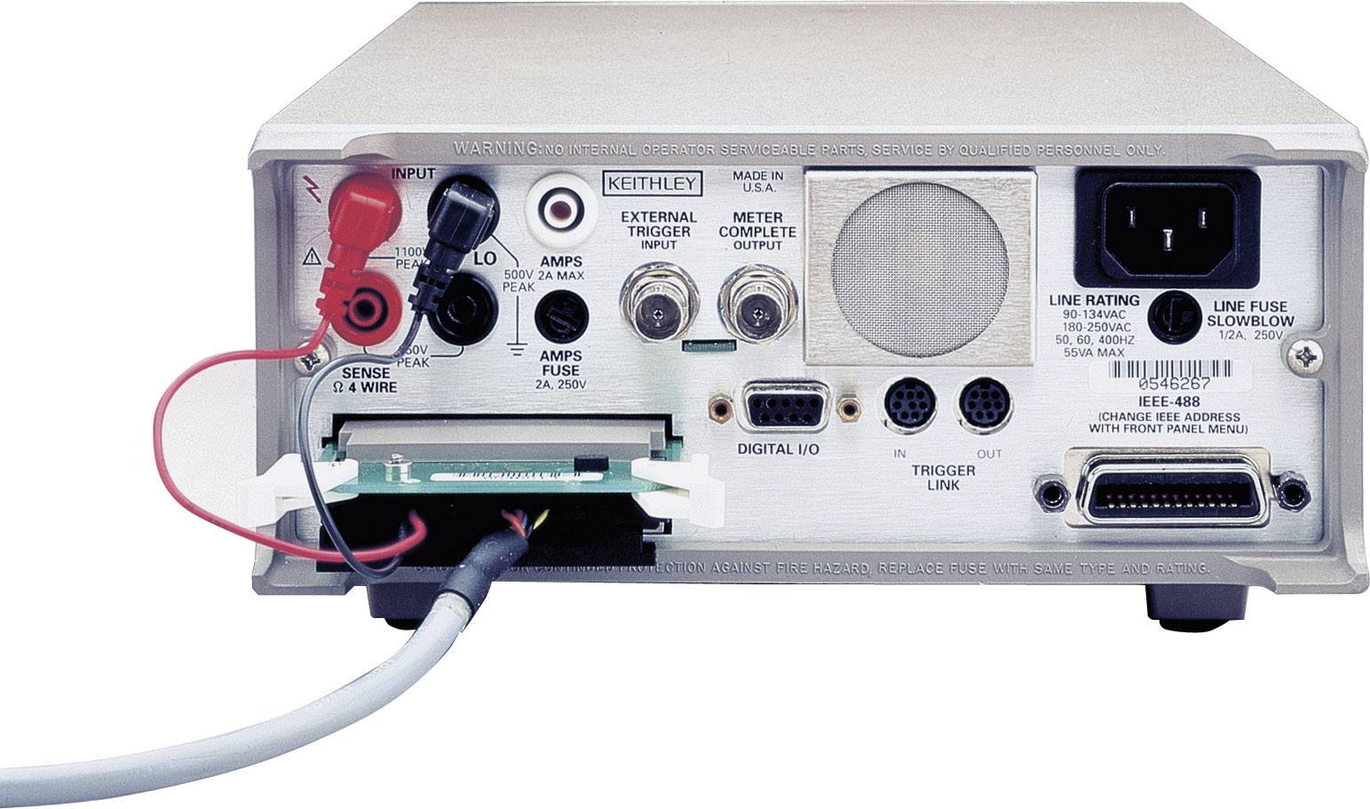 Face arrière d'un appareil de mesure électronique avec différentes connexions. Présente des entrées pour les tests de courant et de tension, un port USB et un interrupteur d'alimentation. L'appareil est adapté aux mesures électriques précises.