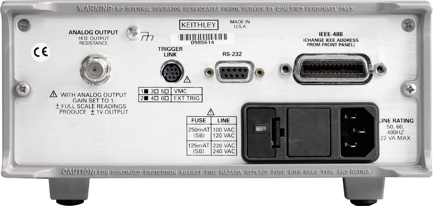 Dos d'un appareil de mesure électronique avec divers connecteurs : Triax, RS-232, IEEE-488. Avertissements et instructions de manipulation visibles.