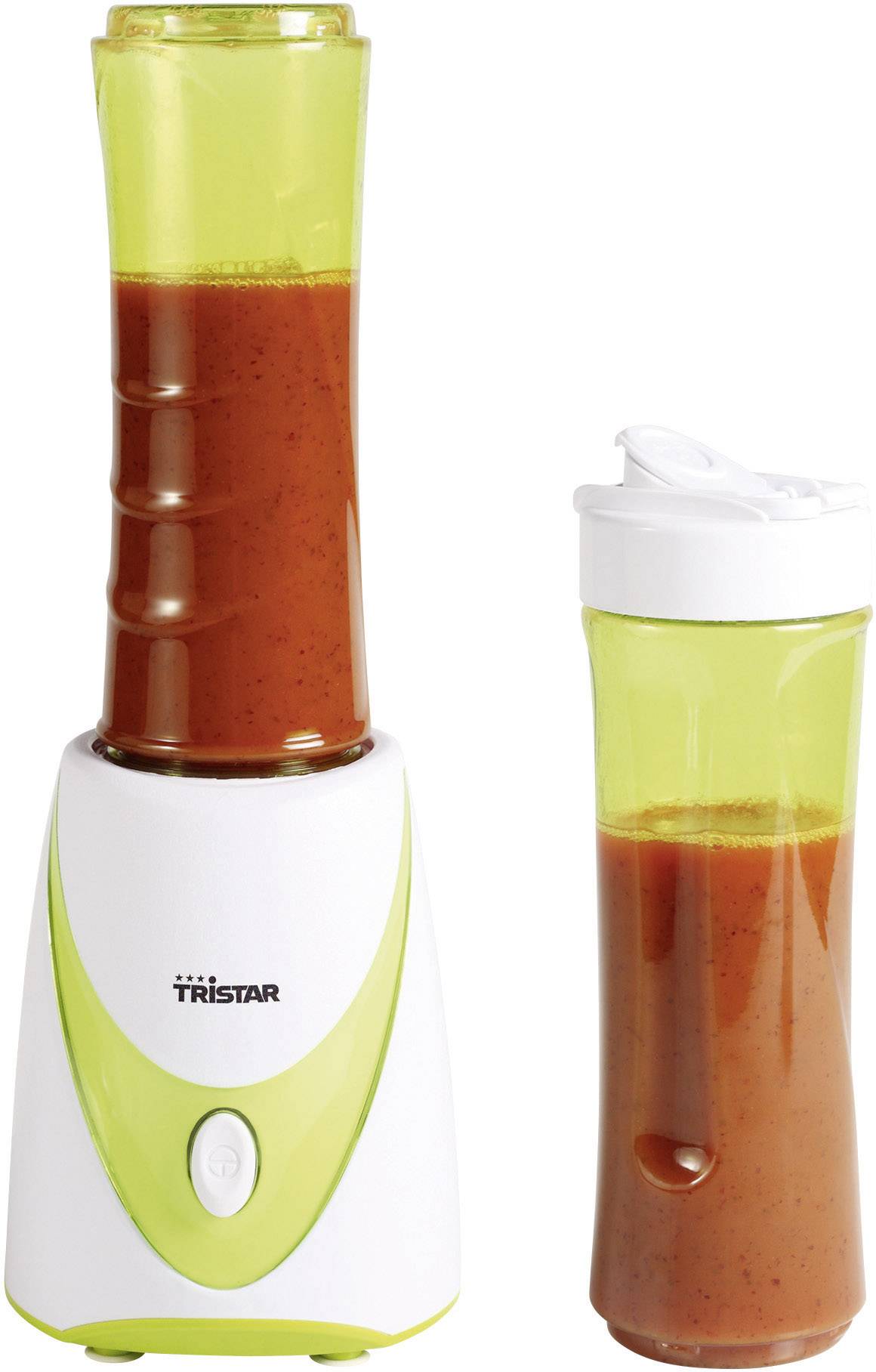 Un mixeur blanc et vert contenant un liquide rouge, à côté duquel se trouve un récipient amovible avec le même contenu.