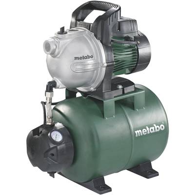 Une pompe à eau Metabo verte avec réservoir sous pression, adaptée à l'irrigation de jardin et au pompage d'eau, avec un manomètre visible.