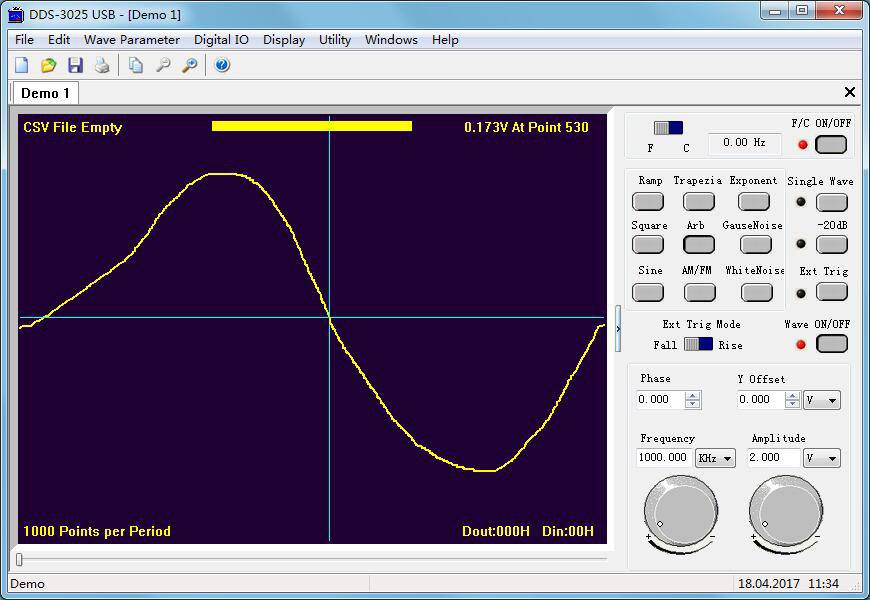 Affichage d'oscilloscope avec une forme d'onde sinusoïdale jaune. Tension à 0,173 V. À droite, des panneaux de contrôle pour la fréquence et l'amplitude.