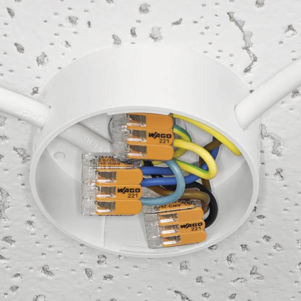 Prise électrique avec plusieurs câbles de couleurs différentes, raccordés par des bornes de connexion WAGO oranges, montée au plafond.