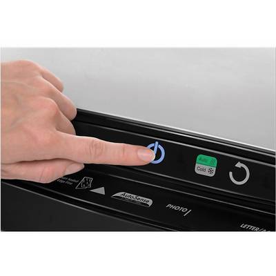 Une main appuie sur le bouton de mise en marche d'un appareil comportant d'autres touches pour 'Auto', 'Cold' et un symbole de flèche circulaire.