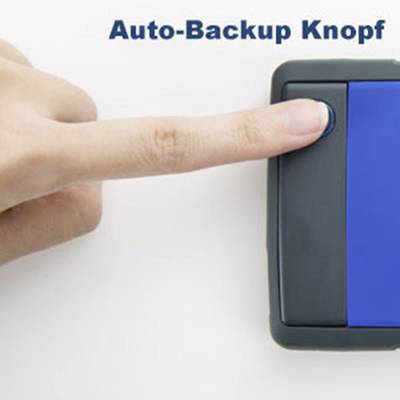 Une main appuie sur un grand bouton bleu de sauvegarde automatique.