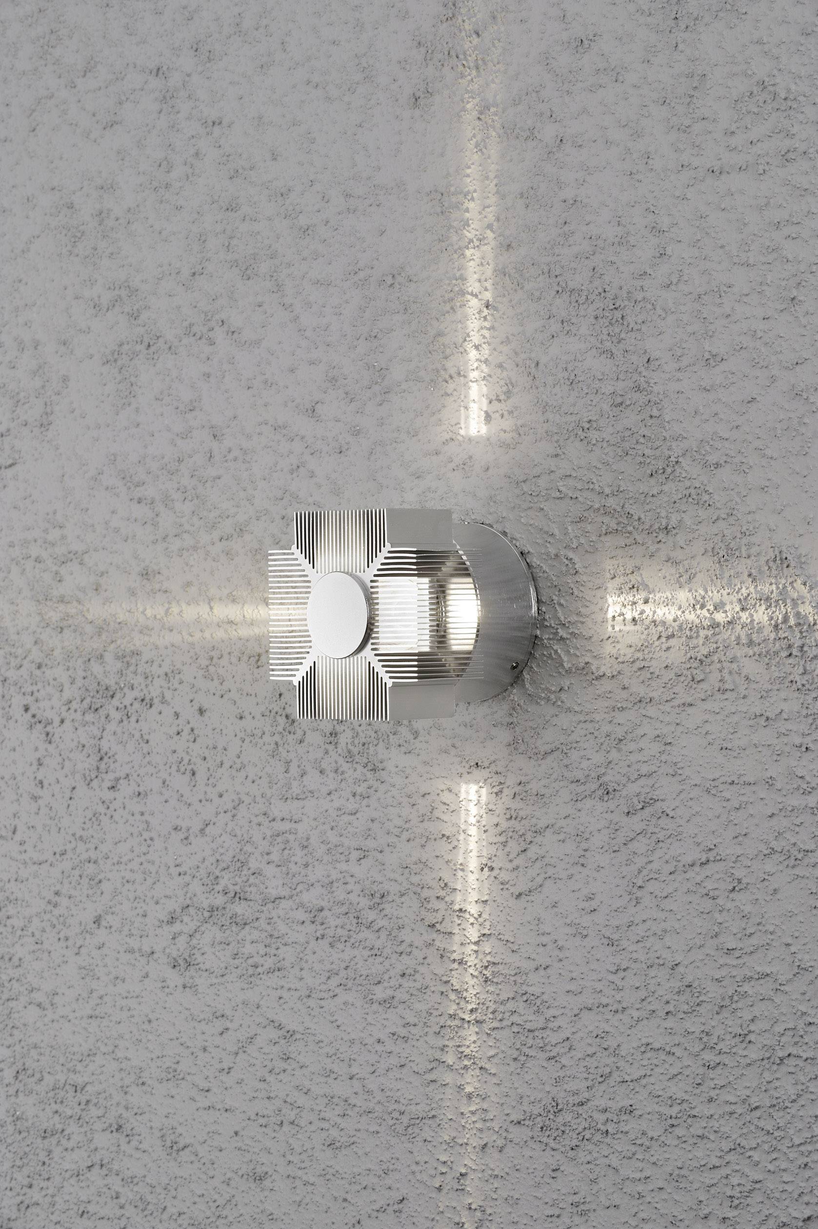 Lampe fixée au mur, projetant de la lumière dans quatre directions, design métallique, apportant un éclairage élégant à un espace moderne.