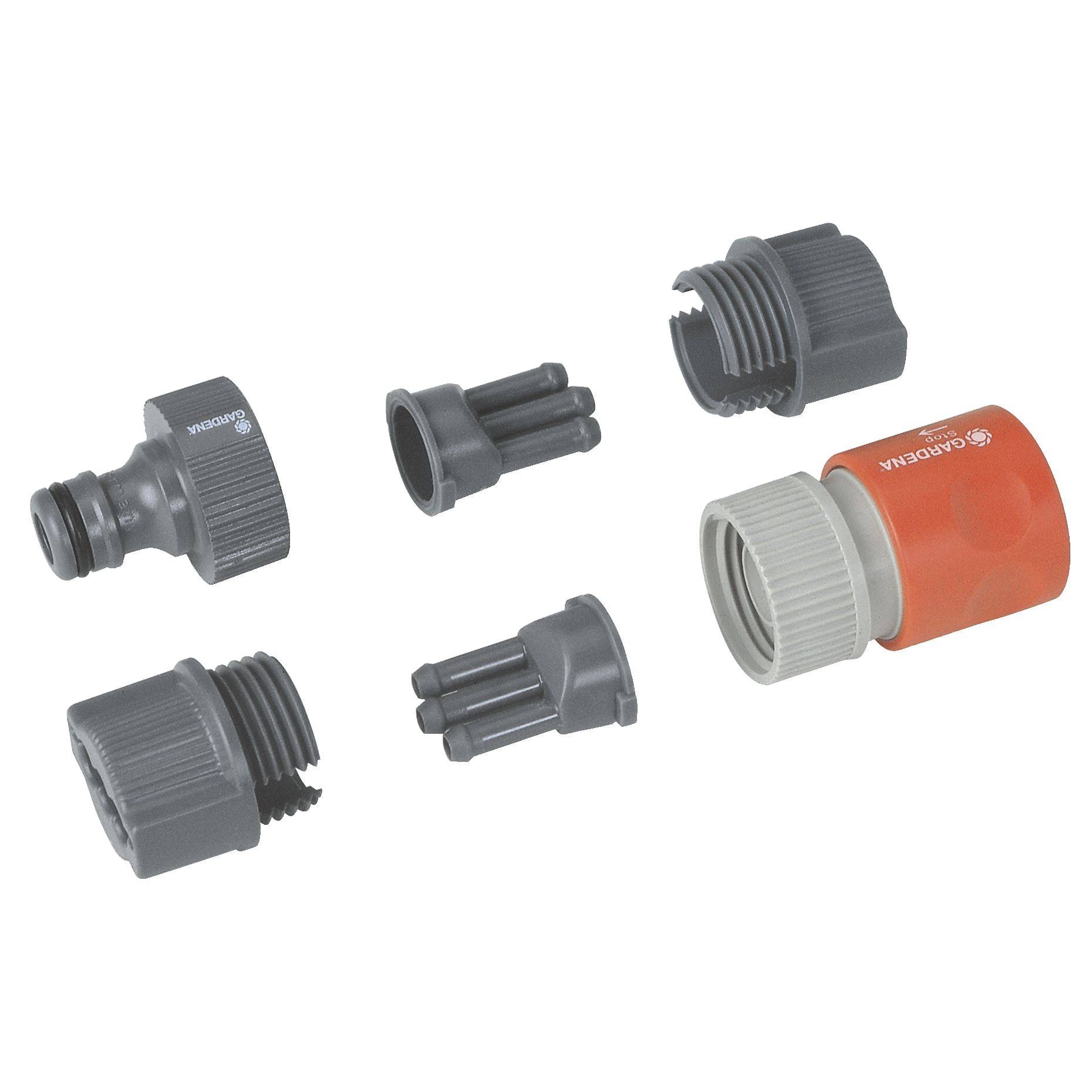 Différents adaptateurs de tuyau gris et un adaptateur orange sont présentés, compatibles avec divers systèmes d'irrigation.