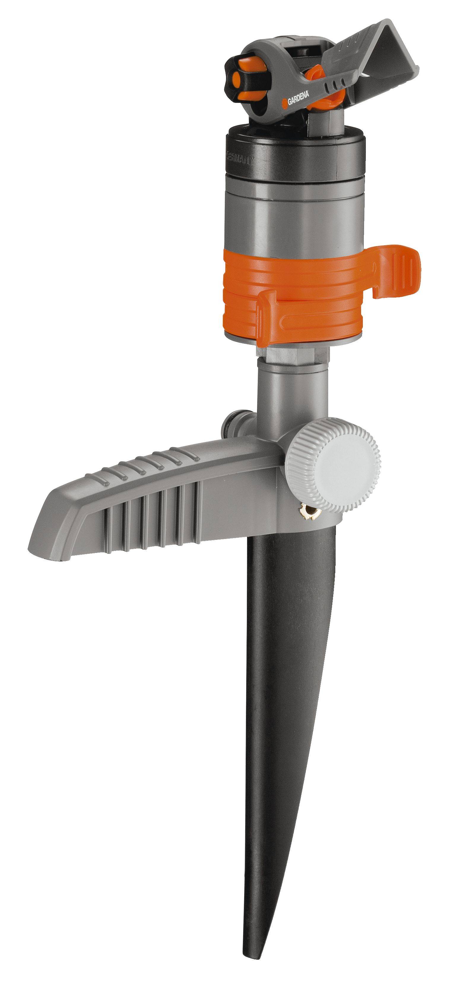 Arroseur de jardin avec un manche gris et des touches orange, idéal pour couvrir de grandes surfaces de pelouse.