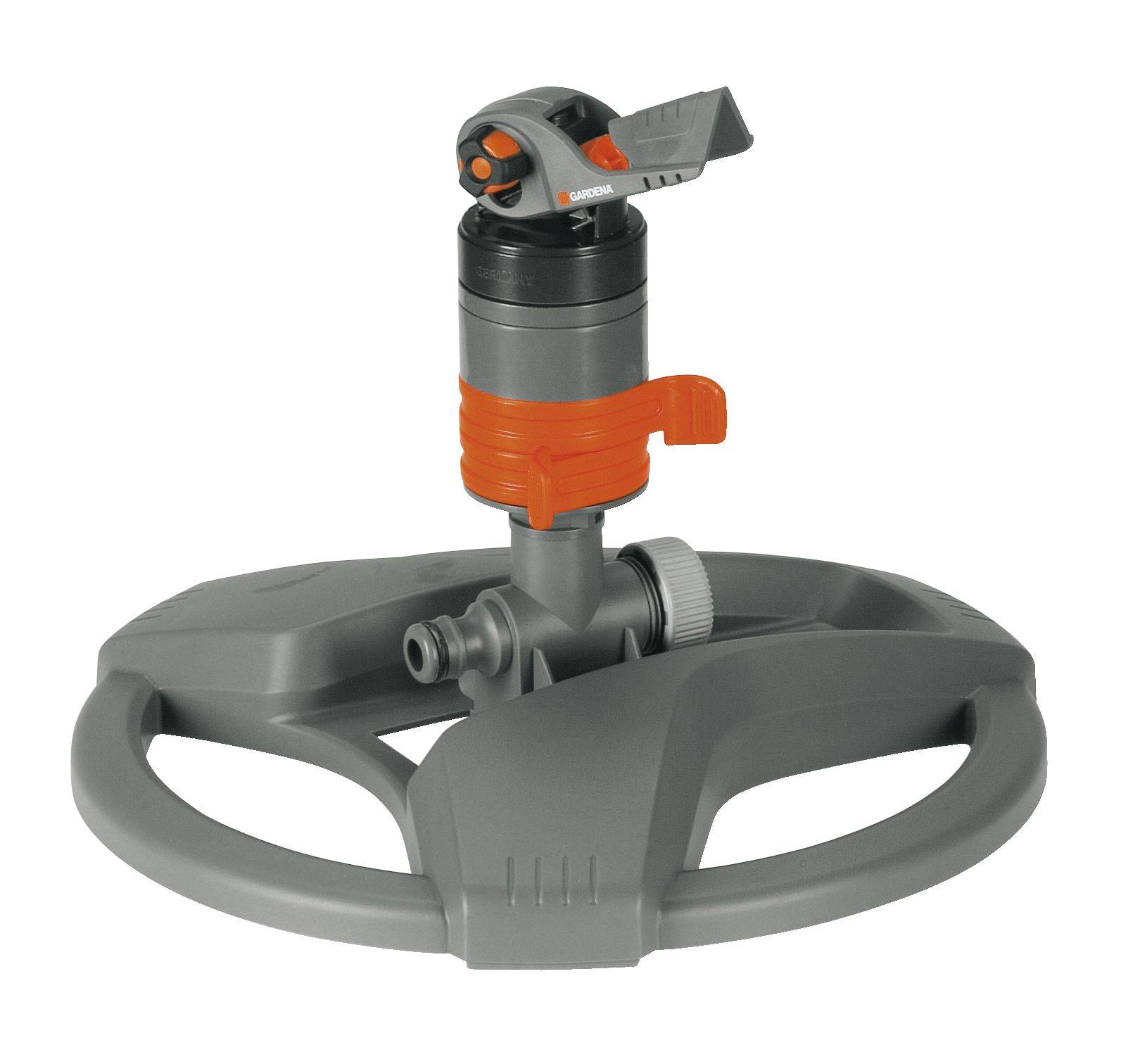 Un arroseur oscillant gris et orange avec base ronde et tête réglable, adapté à l'irrigation uniforme des jardins.