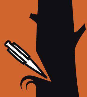 Un couteau noir entaille un tronc d'arbre vertical devant un fond orange.