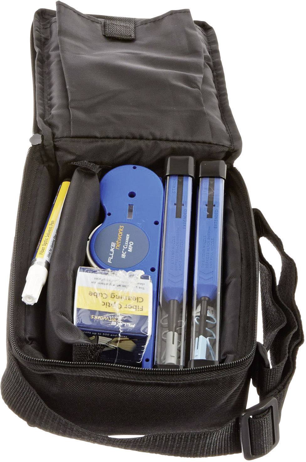 Un étui à stylos ouvert contenant deux règles bleues, un stylo jaune et un stylo blanc, une gomme et un taille-crayon bleu.